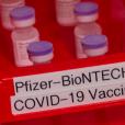 Φιαλίδια με το εμβόλιο των Pfizer/BioNTech