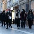 Αρκετός κόσμος στην Ερμού το απόγευμα της Δευτέρας