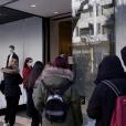 Ουρά έξω από κατάστημα ρούχων σήμερα, Δευτέρα 18 Ιανουαρίου