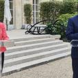 Η πρόεδρος της Κομισιόν, Ούρσουλα φον ντερ Λάιεν και ο Γάλλος πρόεδρος, Εμανουέλ Μακρόν στον κήπο του προεδρικού μεγάρου / Πηγή: ΑΠΕ-ΜΠΕ