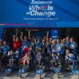 Τα μέλη της Stoiximan Wheels of Change ποζάρουν με τα μετάλλιά τους μετά τον τερματισμό.